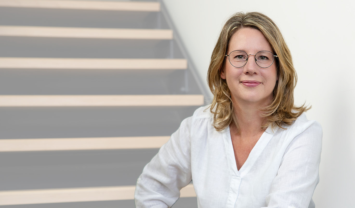 Praxis-für-Psychotherapie-Stefanie-Kappus-Praxis-für-Psychotherapie-nach-dem-Heilpraktiergesetz-nach-dem-Heilpraktiergesetz Stefanie Kappus sitzt auf der Treppe.